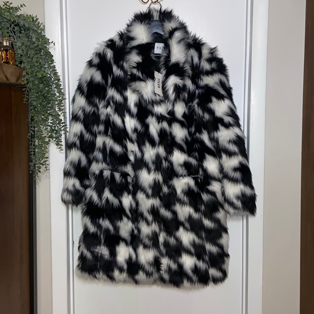 Faux fur houndstooth coat SIZE SMALL NWT